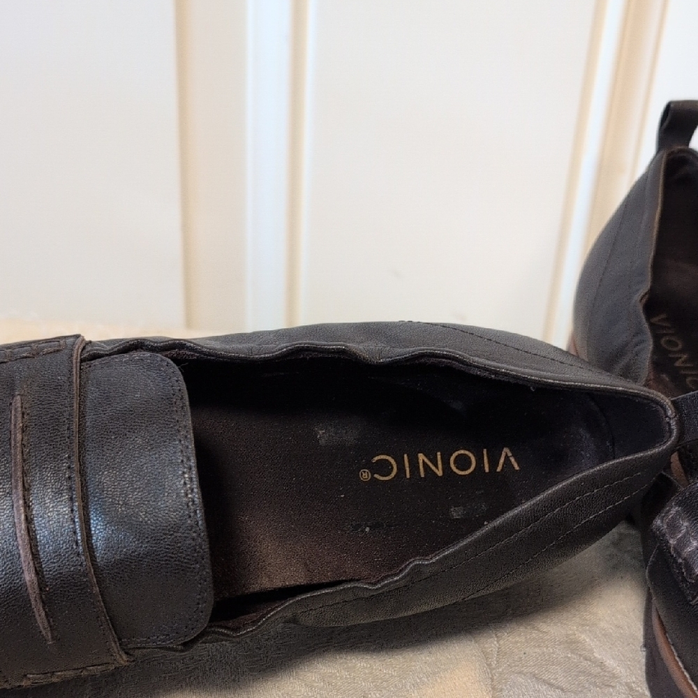 Vionic Women’s Classic Brown Loafers. - Picture 5 of 10